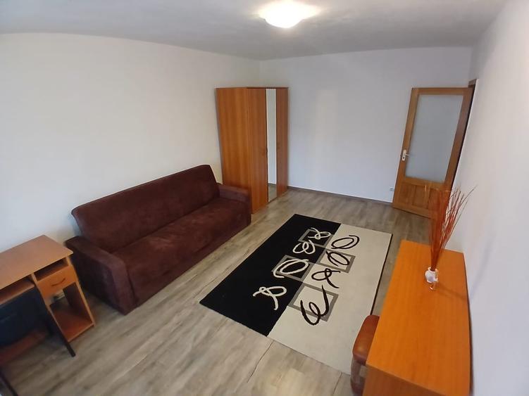 Apartament cu 4 camere decomandat, mobilat în Gară