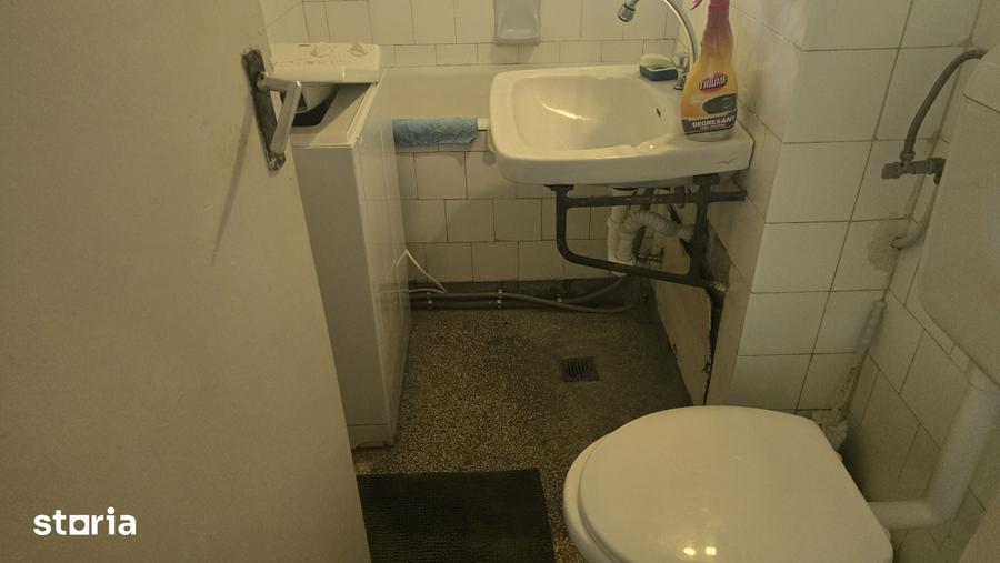 Apartament cu 3 camere semidecomandat în Gojdu
