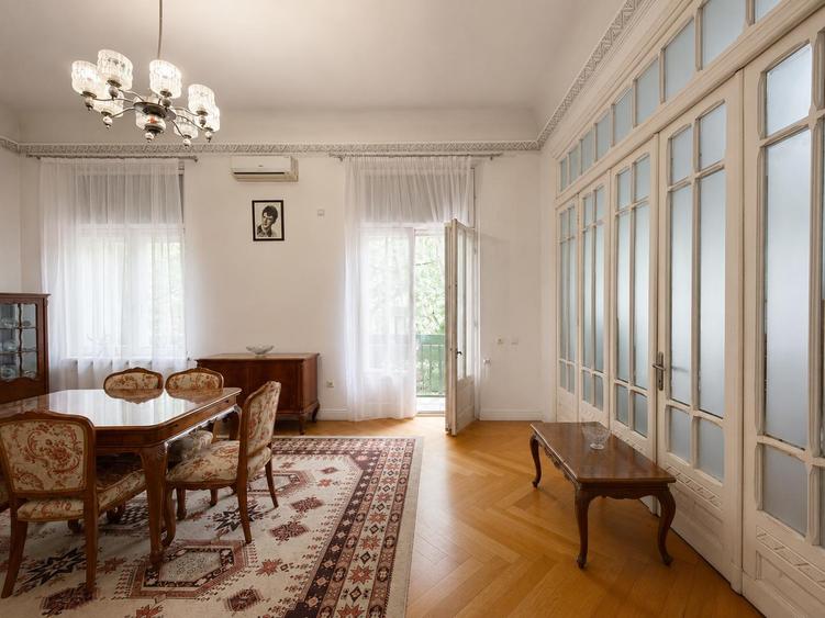 Apartament cu 4 camere semidecomandat în Romană