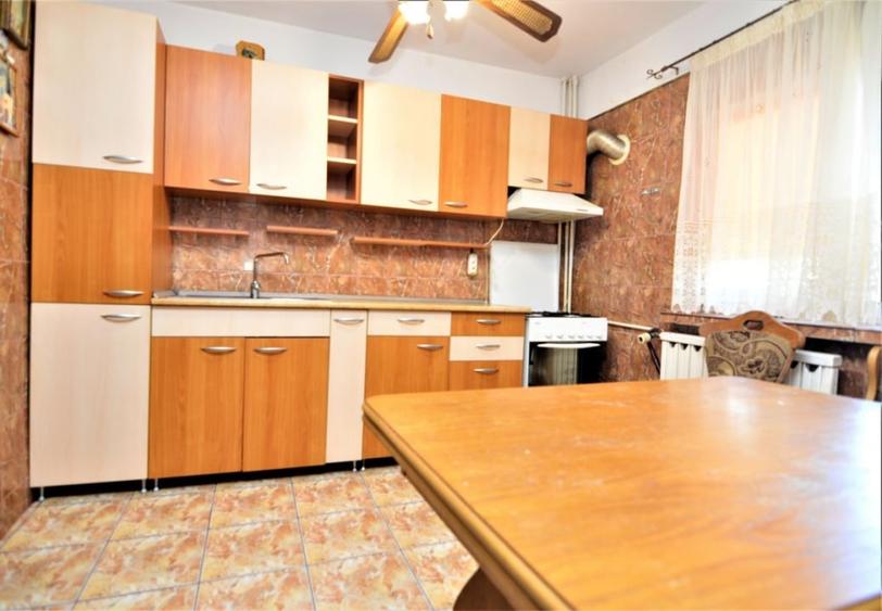 Apartament cu 3 camere decomandat, mobilat în Vitan