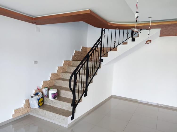 Casă individuală cu 5 camere cu Teren 1100 Mp în Central