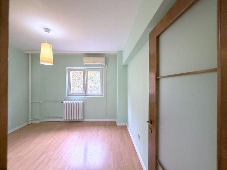 Apartament cu 4 camere semidecomandat, mobilat în Tei