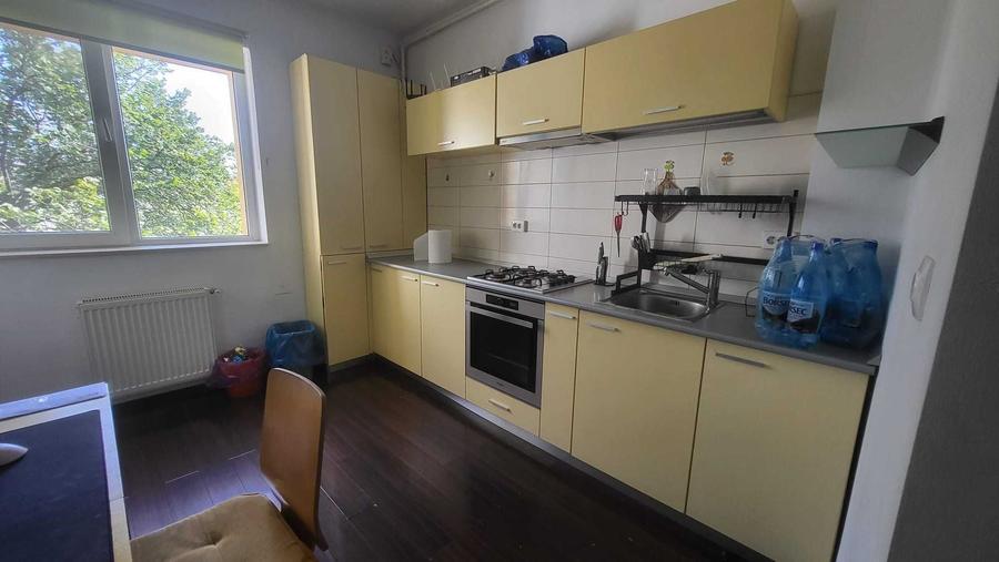 Apartament cu 3 camere decomandat în Străulești