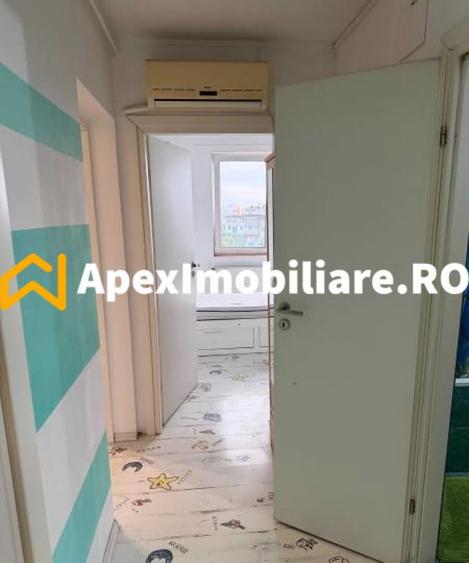 Apartament cu 3 camere semidecomandat în Berceni
