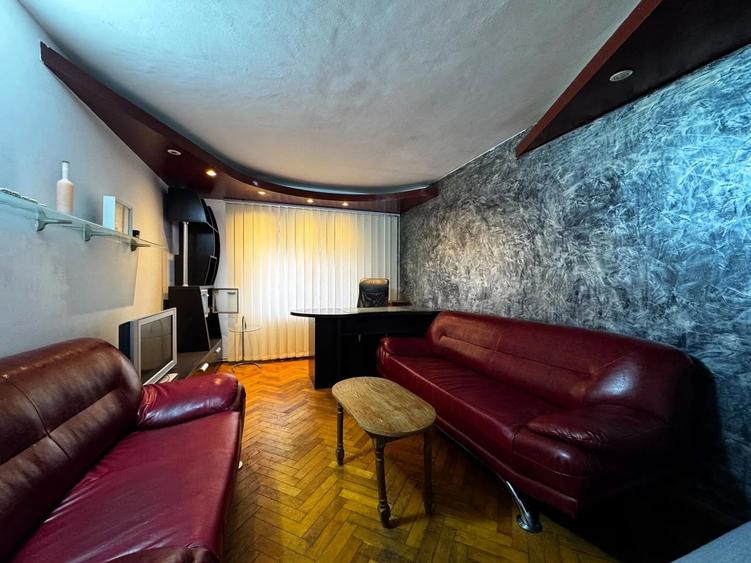 Apartament cu 3 camere decomandat în Podul de Fier