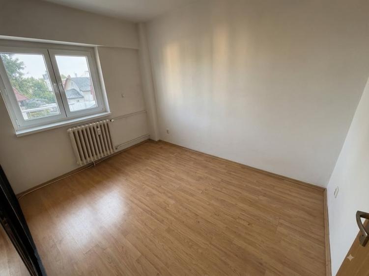 Apartament cu 3 camere decomandat, mobilat în Valea Rosie