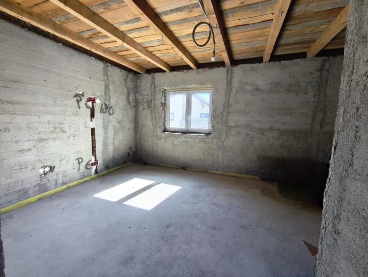 Duplex cu 4 camere cu Teren 300 Mp în Exterior Est