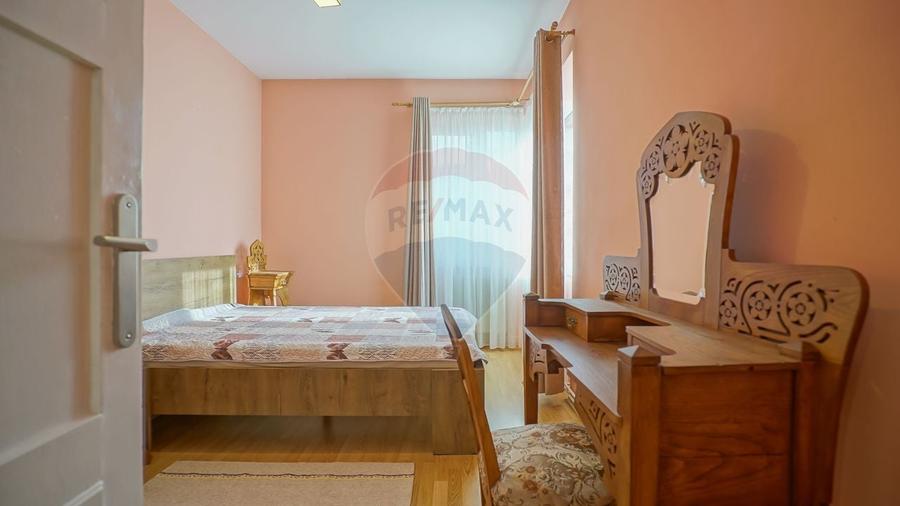 Apartament cu 3 camere semidecomandat, mobilat în Cetatea