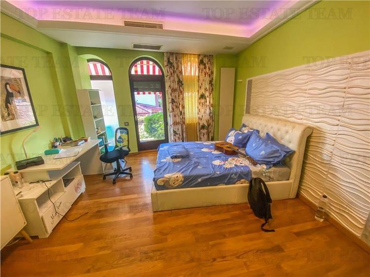 Casă individuală cu 20 camere cu Canalizare în Central