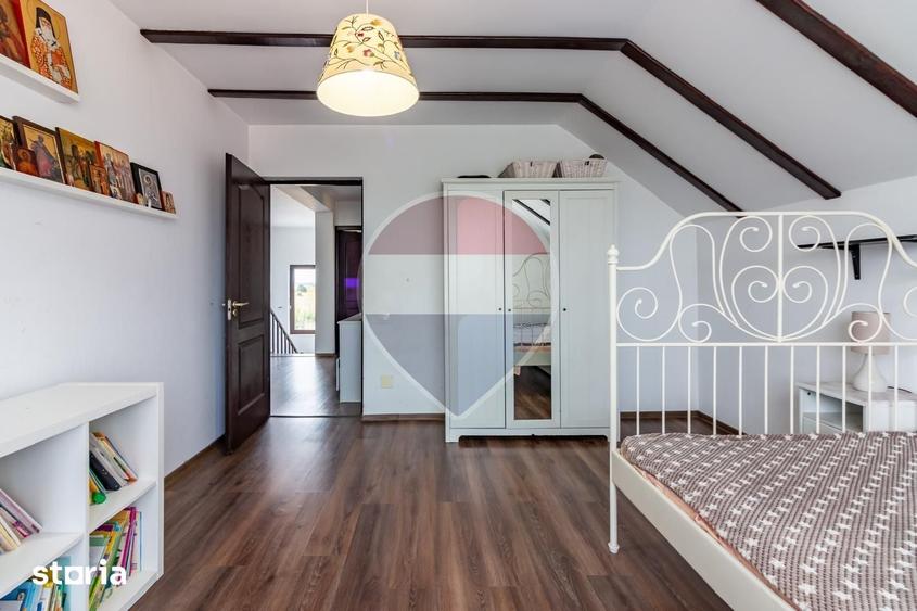 Casă cu 6 camere cu Teren 1600 Mp în Uliești