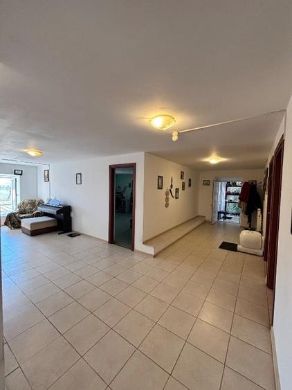 Casă cu 7 camere cu Teren 798 Mp în Costi
