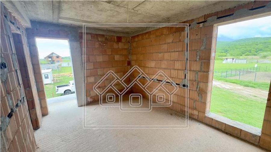 Casă individuală cu 5 camere cu Teren 400 Mp în Central