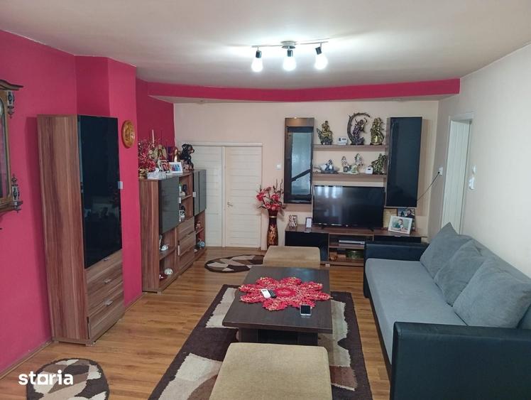 Casă cu 7 camere cu Teren 1900 Mp în Central