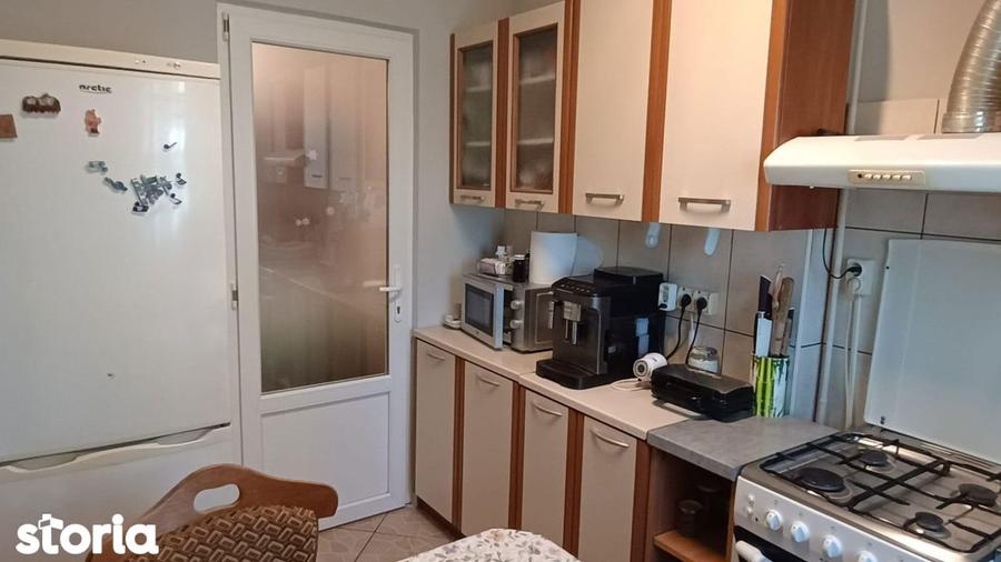 Apartament cu 3 camere semidecomandat, mobilat în Central
