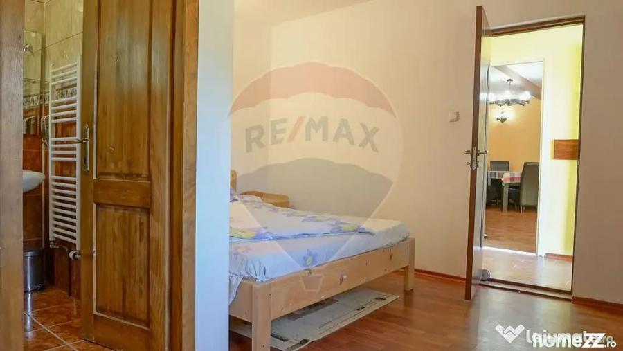 Casă cu 9 camere cu Teren 1000 Mp în Moieciu