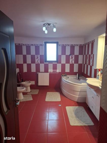 Casă cu 8 camere cu Teren 1000 Mp în Garoafa
