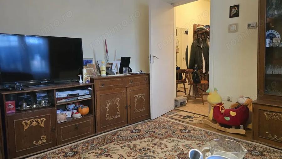 Apartament cu 4 camere semidecomandat în Gojdu