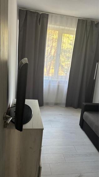 Apartament cu 3 camere semidecomandat în Vlahuță