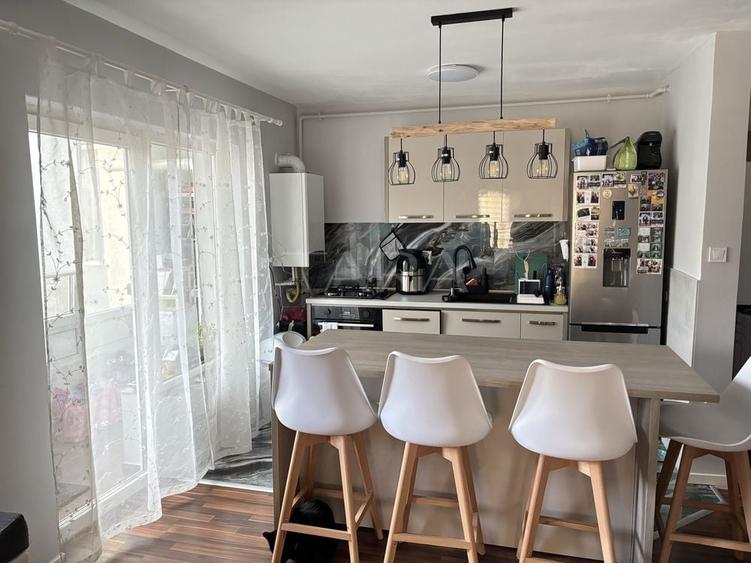 Apartament cu 3 camere semidecomandat, mobilat în Florești