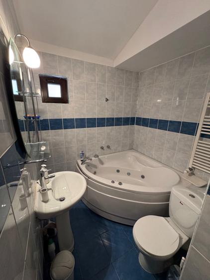 Casă individuală cu 8 camere cu Canalizare în Central