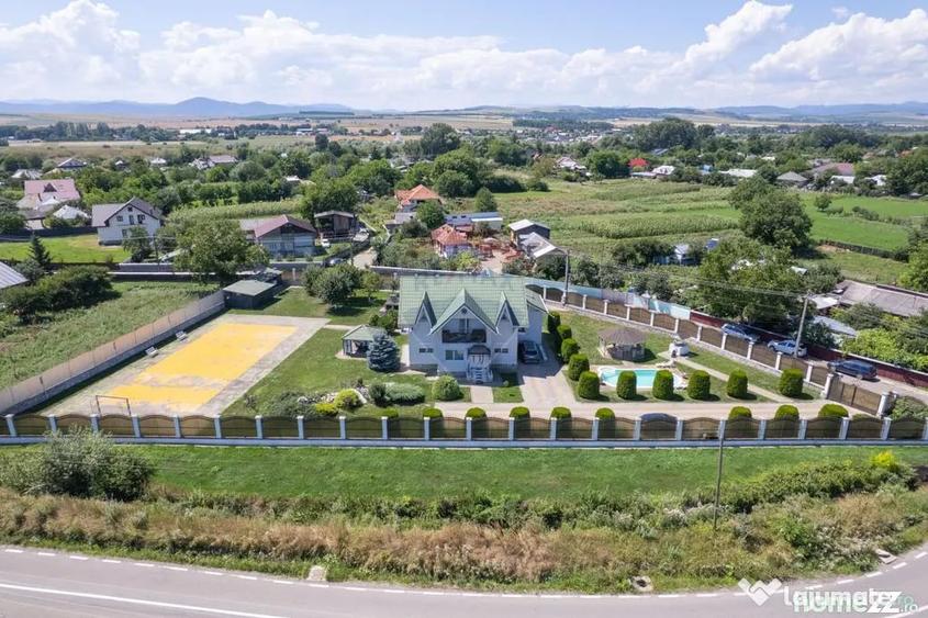 Casă cu 7 camere cu Teren 3093 Mp în Girov