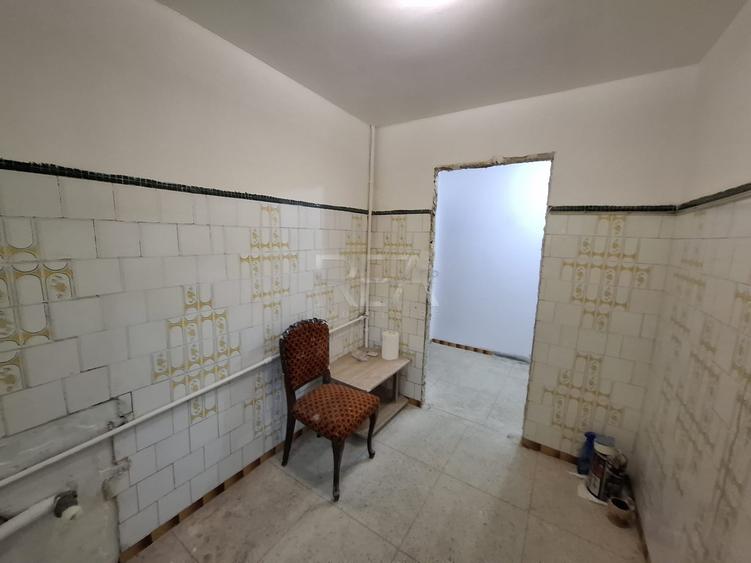 Apartament cu 3 camere semidecomandat în Apusului