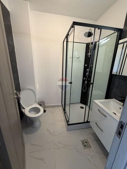 Apartament cu 3 camere semidecomandat, mobilat în Semicentral