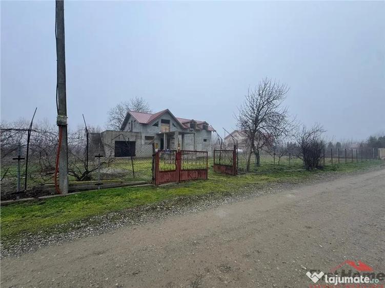 Casă cu 4 camere cu Teren 2000 Mp în Rădulești