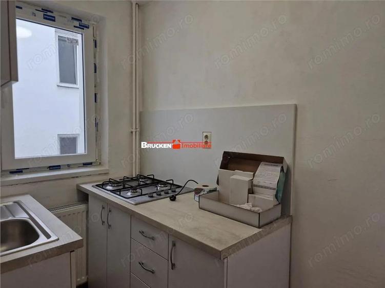 Apartament cu 3 camere semidecomandat în Rogerius