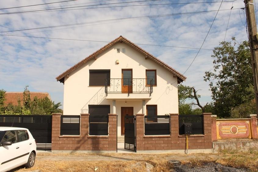 Casă cu 4 camere în Izvin