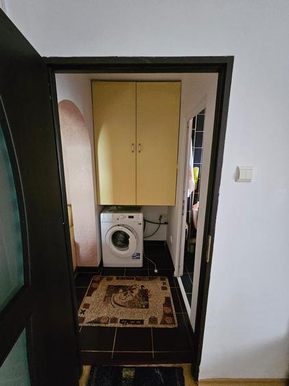 Apartament cu 3 camere semidecomandat, mobilat în Podu Roș