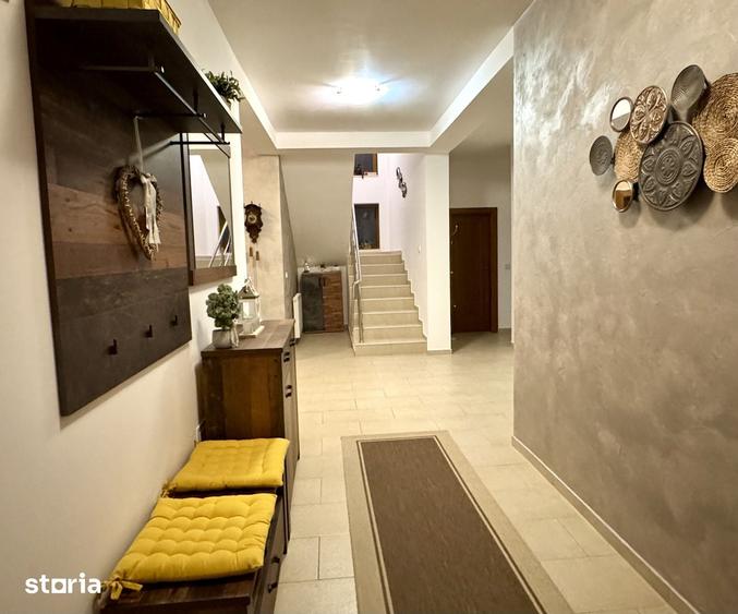 Casă cu 5 camere cu Teren 600 Mp în Lunei