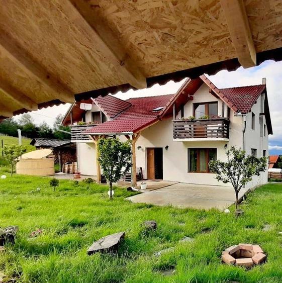 Casă cu 6 camere cu Teren 420 Mp în Paltin