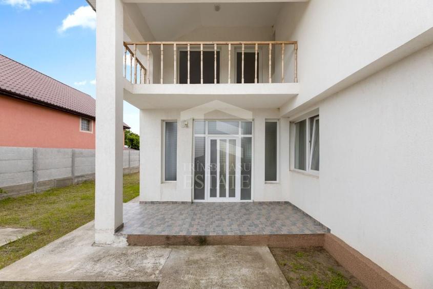 Casă cu 5 camere cu Teren 1446 Mp în Macea