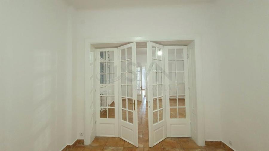 Apartament cu 4 camere decomandat în P-ța Romană