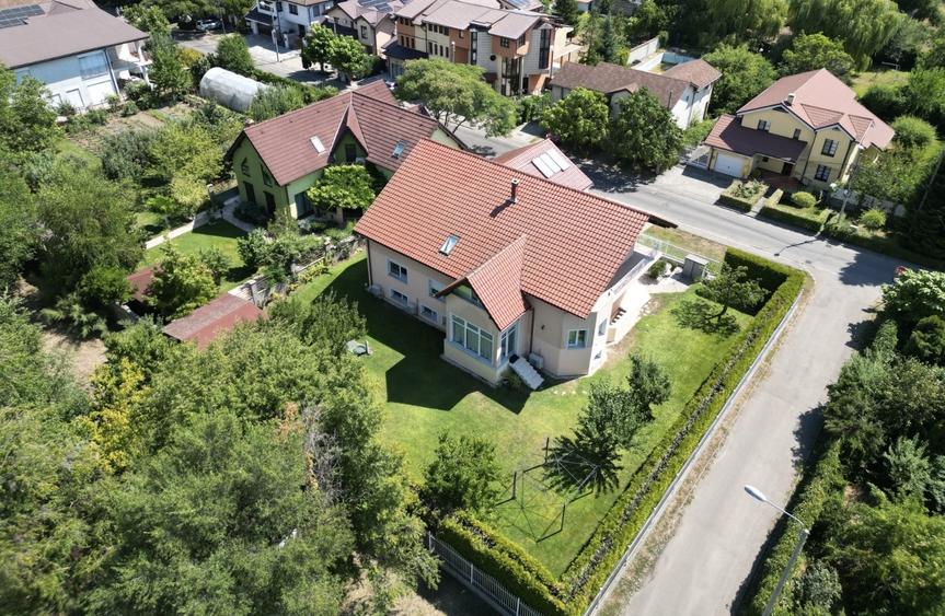 Casă individuală cu 12 camere cu Canalizare în Lipovei