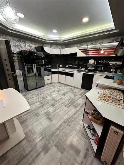 Casă individuală cu 11 camere cu Piscina în Cazasu