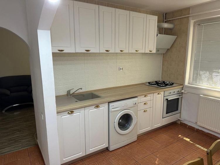 Apartament cu 3 camere semidecomandat în Giulești