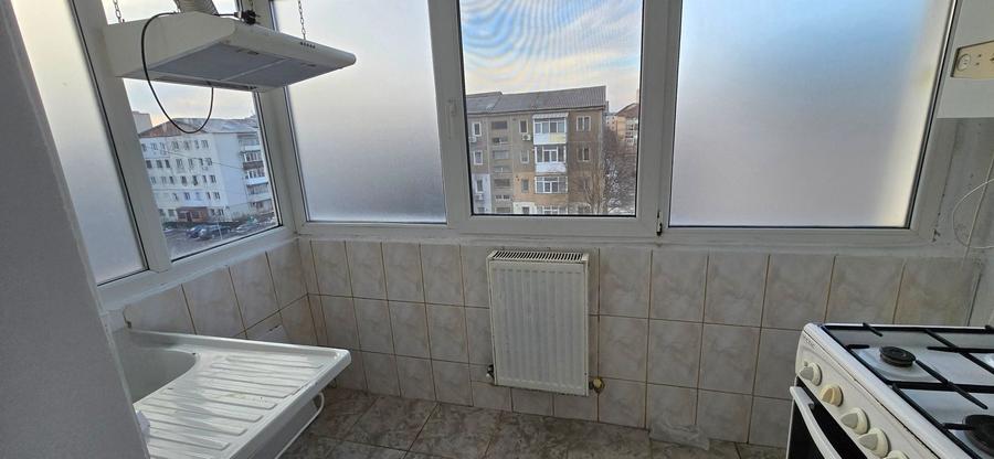 Apartament cu 3 camere decomandat în Micro 6