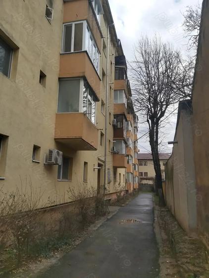 Apartament cu 3 camere semidecomandat în Girocului