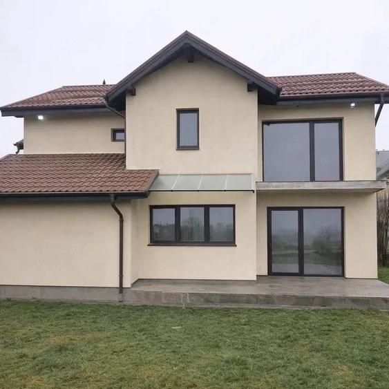 Casă cu 5 camere cu Teren 553 Mp în Stupini