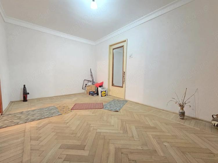 Apartament cu 3 camere semidecomandat în Micro 40