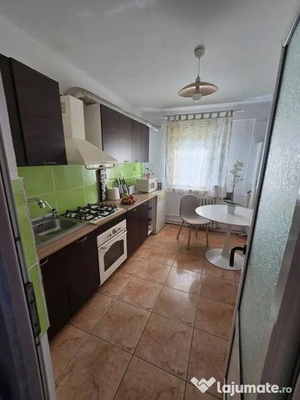 Apartament cu 3 camere semidecomandat în Târgu Cucu