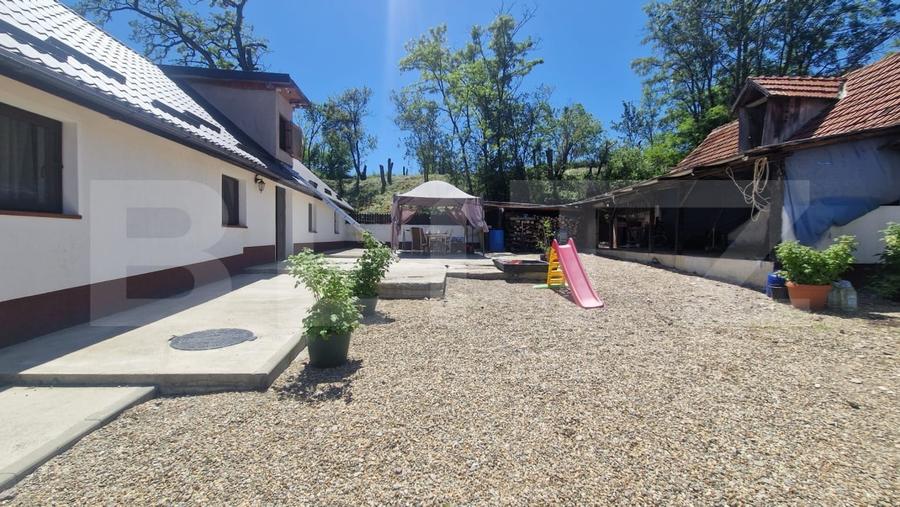 Casă individuală cu 5 camere cu Canalizare în Rotbav