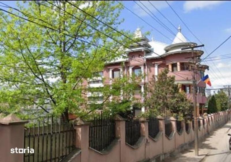 Casă cu 10 camere cu Teren 790 Mp în Central