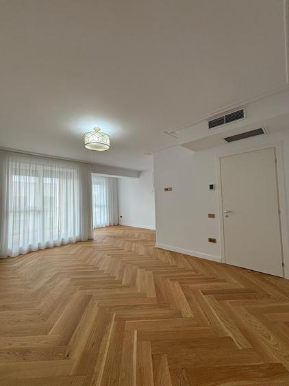 Penthouse cu 5 camere decomandat în Pipera