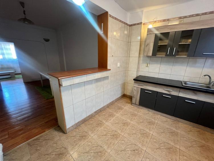 Casă individuală cu 8 camere cu Canalizare în Vatra Luminoasă