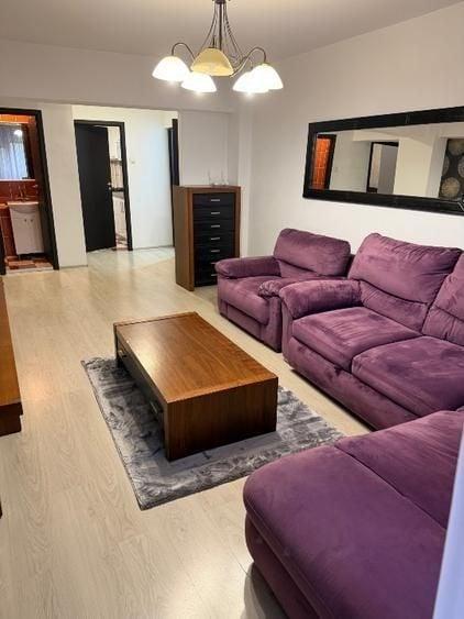 Apartament cu 3 camere decomandat, mobilat în Banu Manta