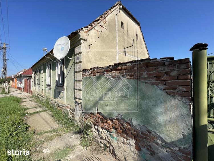 Casă cu 2 camere cu Teren 2162 Mp în Central
