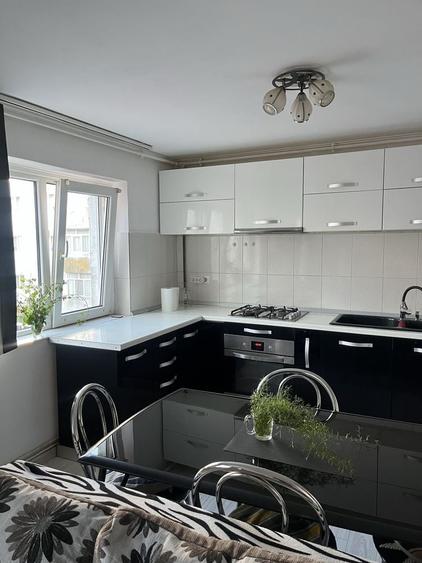 Apartament cu 3 camere decomandat în Exterior Vest